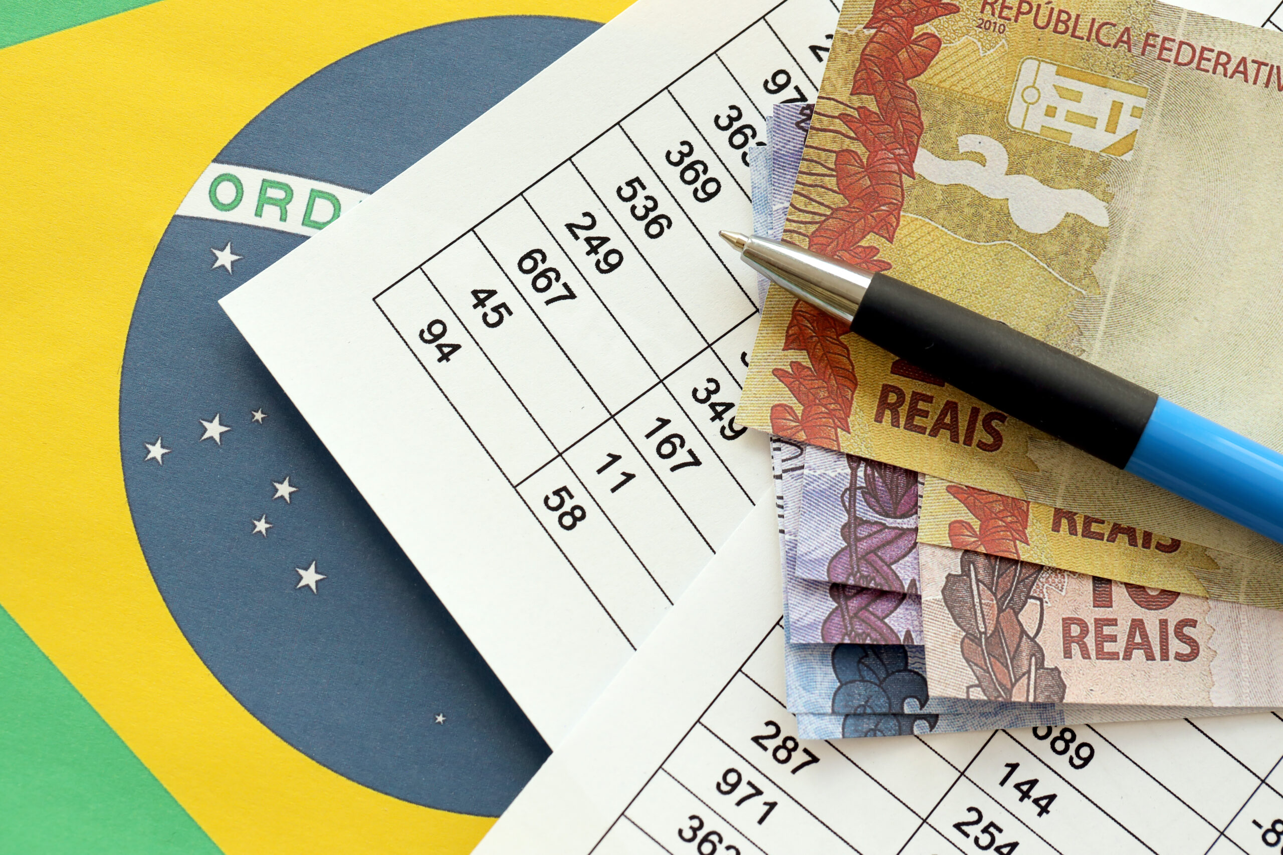 Pen With Brazilian Money Bills On Blank Of Lottery Game. Concept Of Luck And Gambling In Brazil - TMA CONTABILIDADE & SERVIÇOS